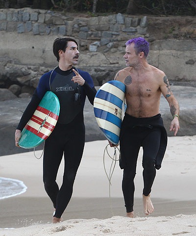 Anthony-and-Flea-Red-Hot-Chili-Peppers-Surfing